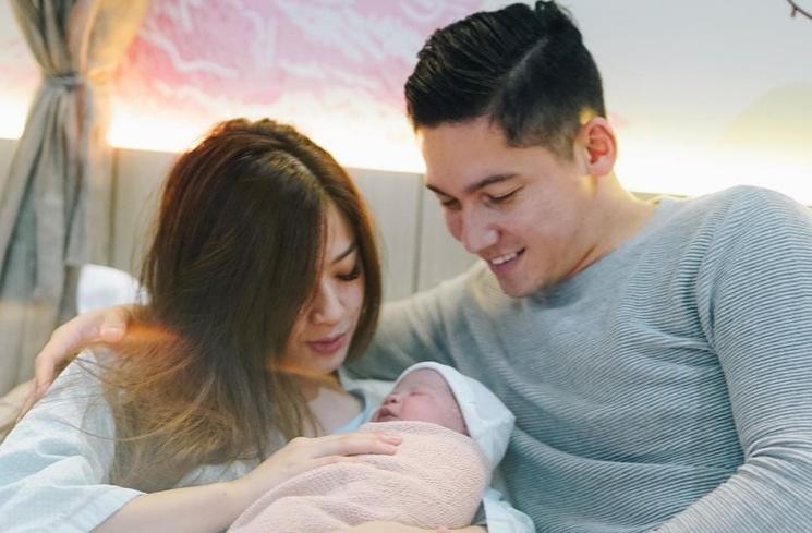 Wajah glowing para artis yang lahiran di tahun 2022 (Instagram/@frandaaa87)