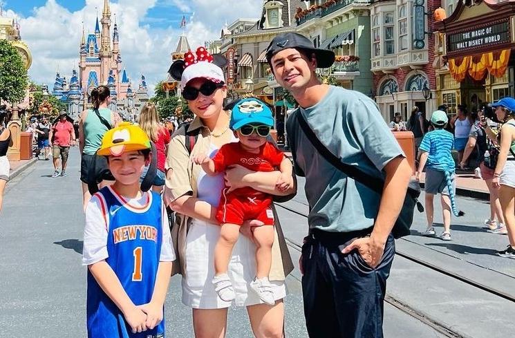 Momen Keluarga Raffi Ahmad di Disneyland Amerika (Instagram/@raffinagita1717)