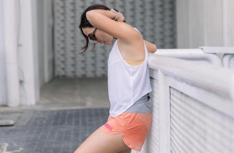 Gisella Anastasia menyempatkan pose saat jogging di GBK. [sumber: Instagram @gisel_la]
