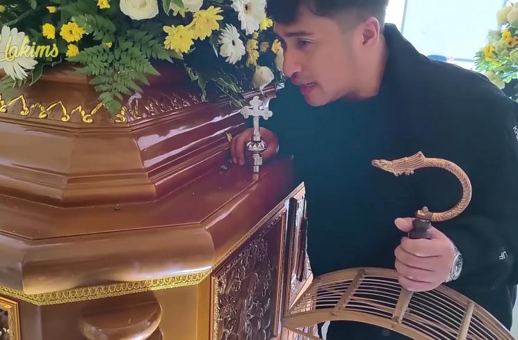 Irfan Hakim melayat ke rumah duka (YouTube/deHakims)
