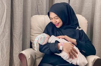 9 Potret Ria Ricis Momong Baby Moana, Suka Ajak Ngobrol hingga Ajari Berenang