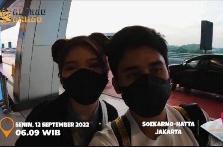 Momen Liburan Alshad Ahmad dan Tiara Andini di Singapura. (YouTube/Alshad Ahmad)