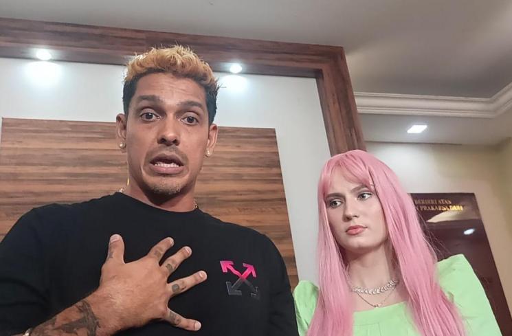 Robby Shine dan istri, Natasya Shine di Polres Metro Jakarta Selatan. (MataMata.com/Rena Pangesti)