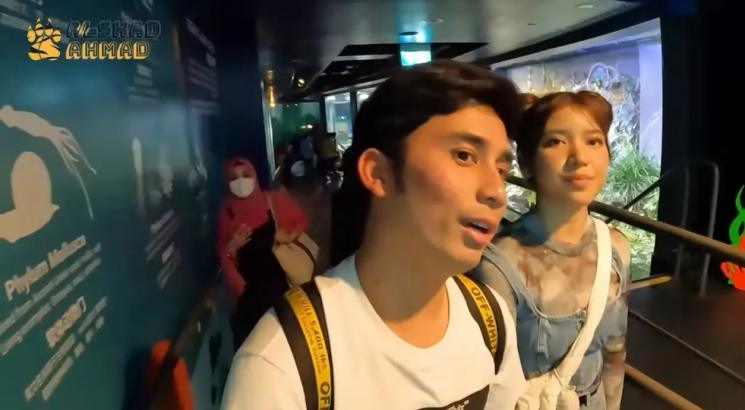 Momen Liburan Alshad Ahmad dan Tiara Andini di Singapura. (YouTube/Alshad Ahmad)