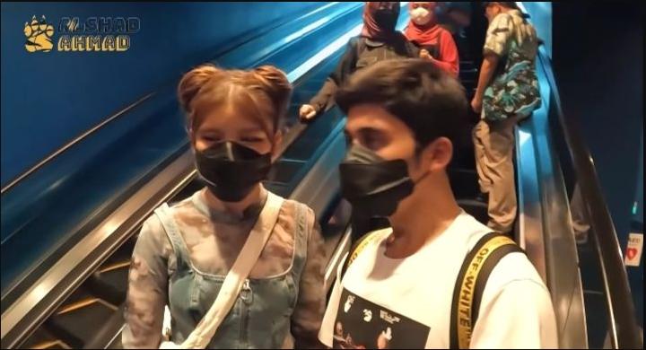 Momen Liburan Alshad Ahmad dan Tiara Andini di Singapura. (YouTube/Alshad Ahmad)