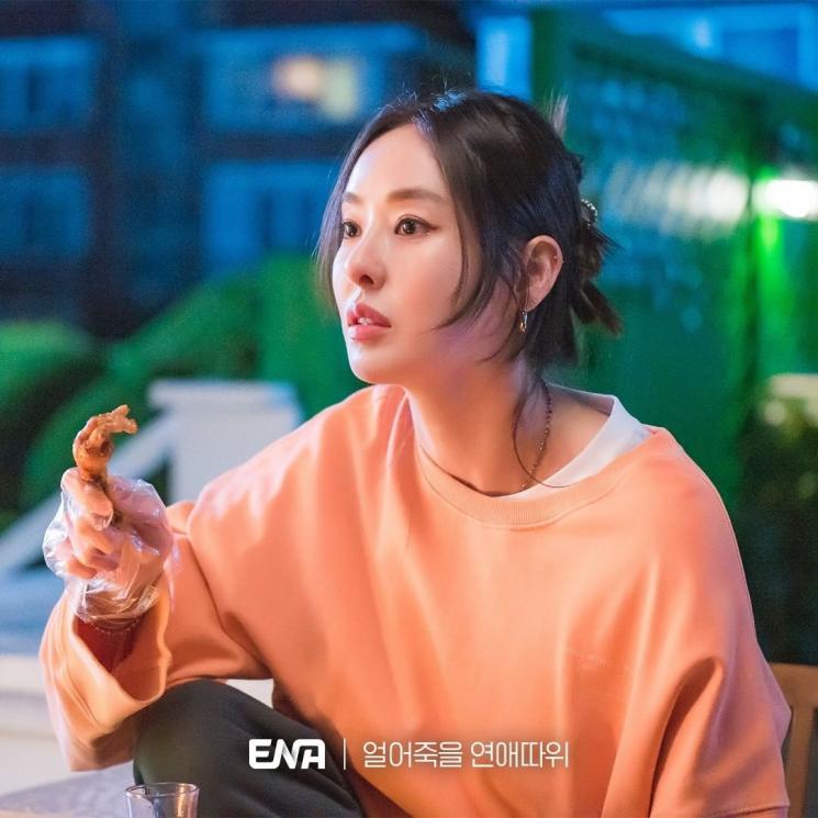 Pesona Lee Da Hee di Love is for Suckers (Instagram/@channel.ena.d)