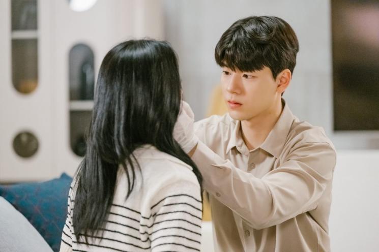 Adu Pesona Go Sung Hee dan Kang Min Ah di Gaus Electronics (Soompi)