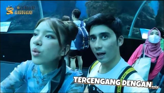 Momen Liburan Alshad Ahmad dan Tiara Andini di Singapura. (YouTube/Alshad Ahmad)