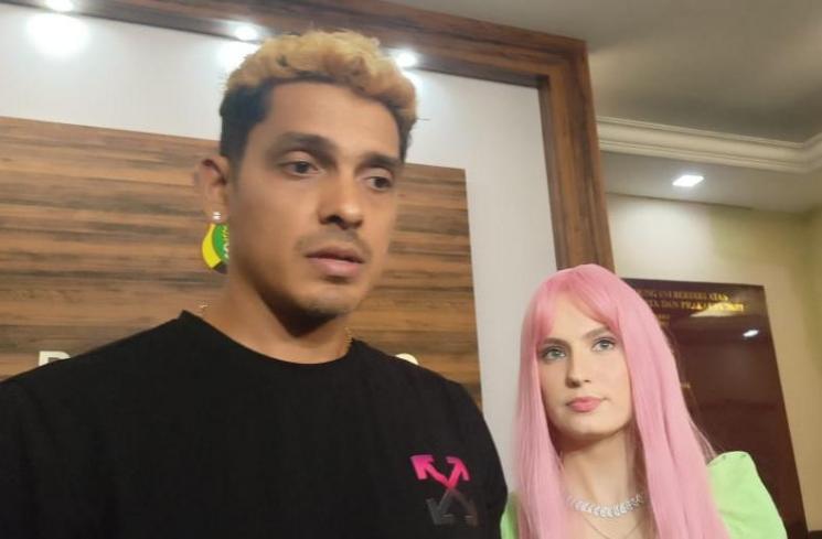 Robby Shine dan istri, Natasya Shine di Polres Metro Jakarta Selatan. (MataMata.com/Rena Pangesti)