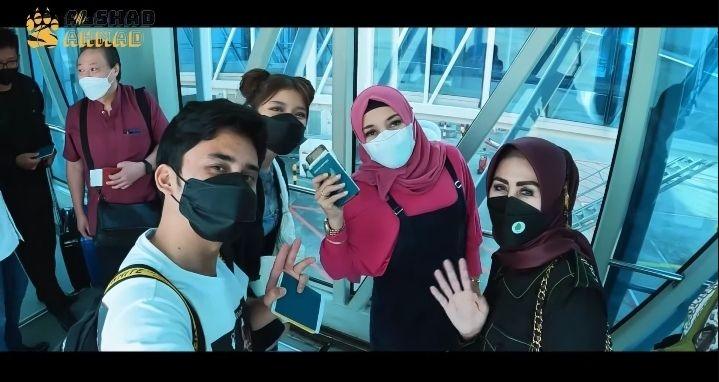 Momen Liburan Alshad Ahmad dan Tiara Andini di Singapura. (YouTube/Alshad Ahmad)