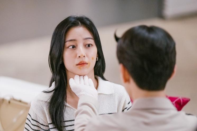 Adu Pesona Go Sung Hee dan Kang Min Ah di Gaus Electronics (Soompi)