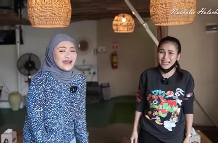 Nathalie Holscher kunjungi kafe Ayu Ting Ting (YouTube/Nathalie Holscher)
