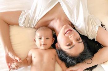 9 Potret Jessica Iskandar Momong Baby Don, Tubuh Langsingnya Curi Perhatian