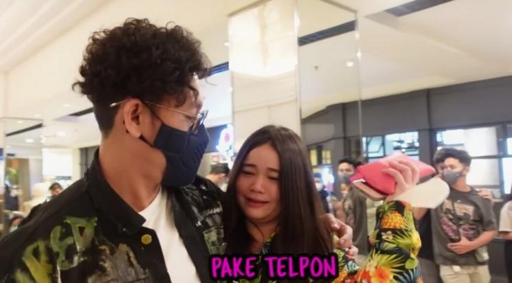 Momen Olivia Allan Sewa Bioskop.(YouTube/The Sumargo's)