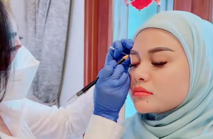 Aurel Hermansyah sulam alis (TikTok/@lindawan89)