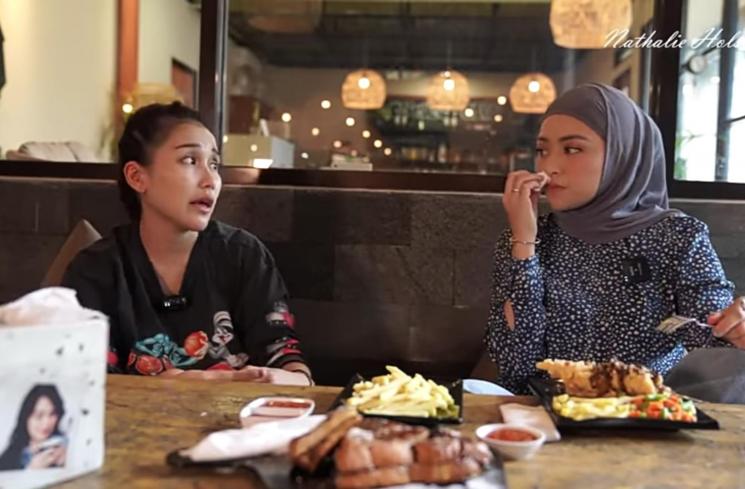 Nathalie Holscher kunjungi kafe Ayu Ting Ting (YouTube/Nathalie Holscher)