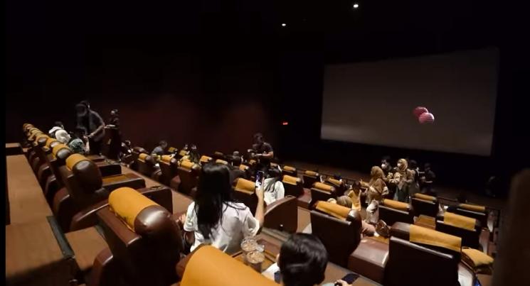 Momen Olivia Allan Sewa Bioskop.(YouTube/The Sumargo's)