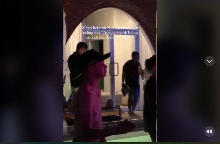 Viral video diduga mirip Bastian Steel dan Sitha Marino di sebuah pesta. (TikTok)