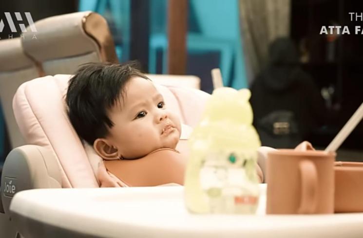 ekspresi Baby Ameena disuapi Lenggogeni Faruk (YouTube/AH)