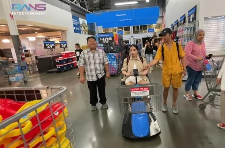 Momen Nagita Slavina belanja di Orlando (YouTube/Rans Entertainment)