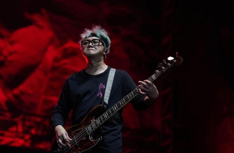 Thomas Gigi diminta banting bass di hari pertama JogjaROCKarta (Instagram/@jogjarockartafestival)