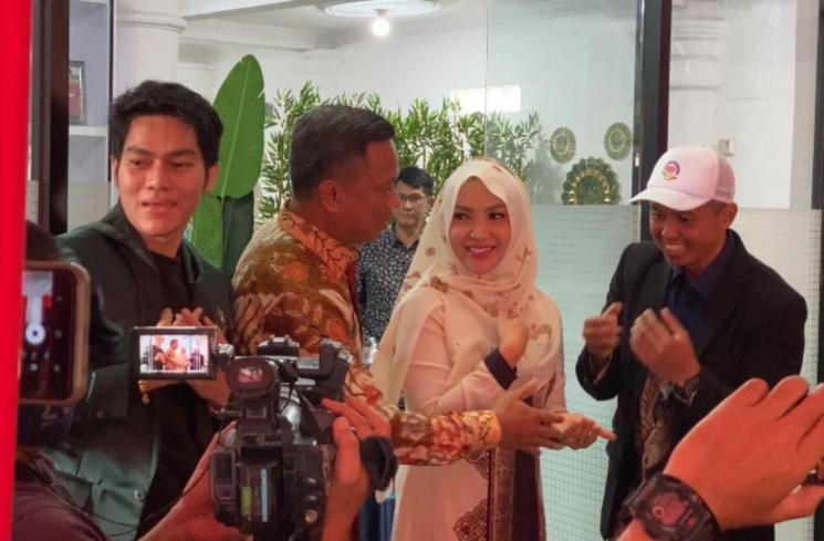 Roro Fitria mengikuti acara kegiatan sosial di kawasan Kebagusan, Pasar Minggu, Jakarta Selatan, Minggu (25/9/2022). (MataMata.com/Adiyoga Priyambodo)