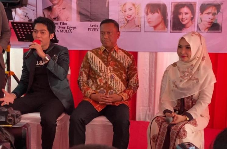 Roro Fitria mengikuti acara kegiatan sosial di kawasan Kebagusan, Pasar Minggu, Jakarta Selatan, Minggu (25/9/2022). (MataMata.com/Adiyoga Priyambodo)