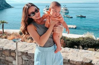 7 Potret Gemas Baby Izz di Yunani, Berjemur hingga Berenang Bareng sang Bunda
