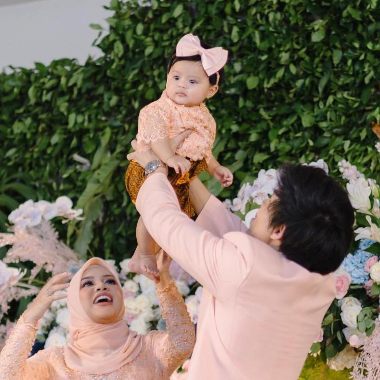 Potret Tedak Siten Anak Artis(Instagram/@aurelie.hermansyah)
