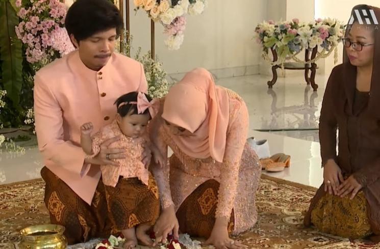 Momen tedak siten Ameena (YouTube/AH)