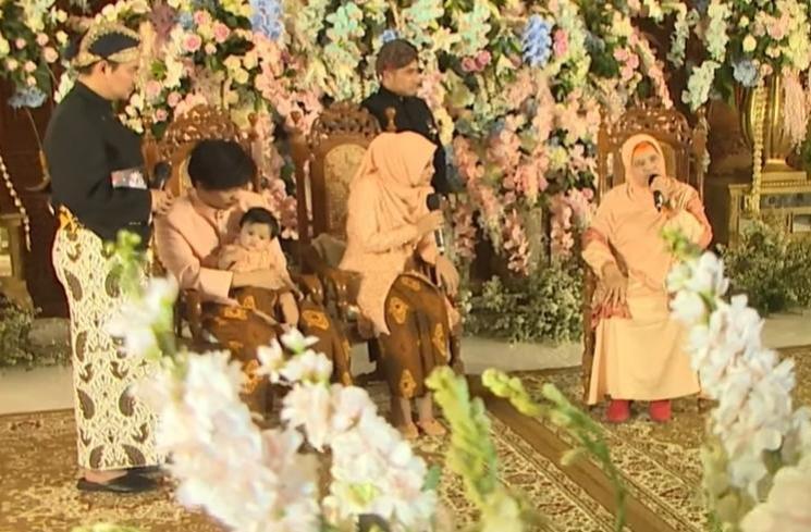 Momen tedak siten Ameena (YouTube/AH)