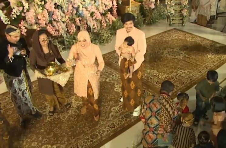 Momen tedak siten Ameena (YouTube/AH)