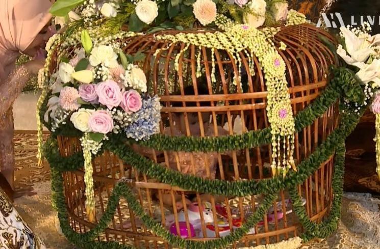 Momen tedak siten Ameena (YouTube/AH)