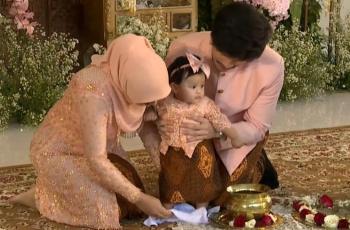 11 Momen Tedak Siten Ameena Putri Atta-Aurel, Prosesinya Penuh Makna