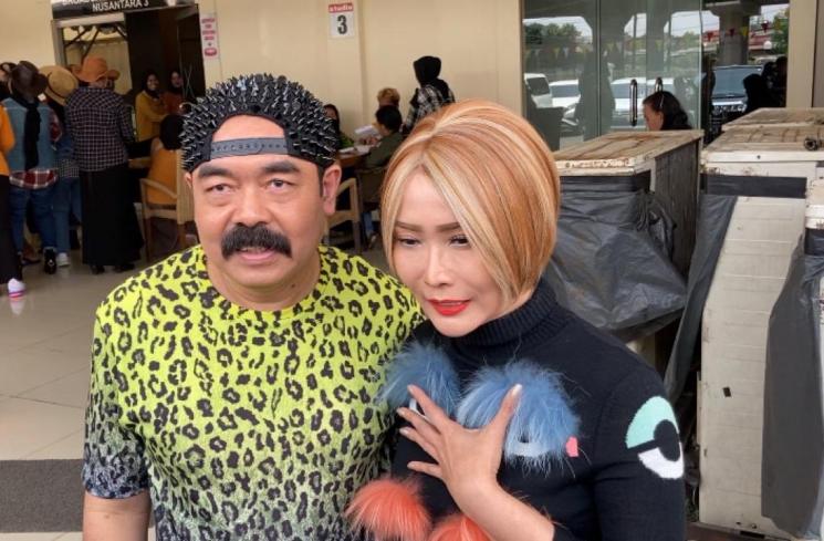 Adam Suseno dan Inul Daratista di kawasan Cawang, Jakarta, Senin (26/9/2022). (MataMata.com/Adiyoga Priyambodo)