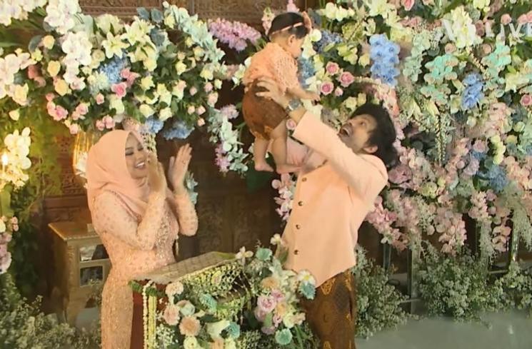 Momen tedak siten Ameena (YouTube/AH)