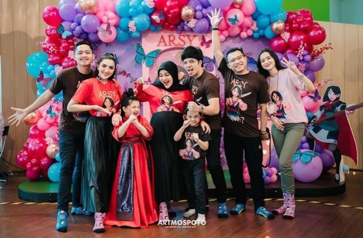 Potret Sarah Menzel di Acara Keluarga Hermansyah (instagram/@ashanty_ash)