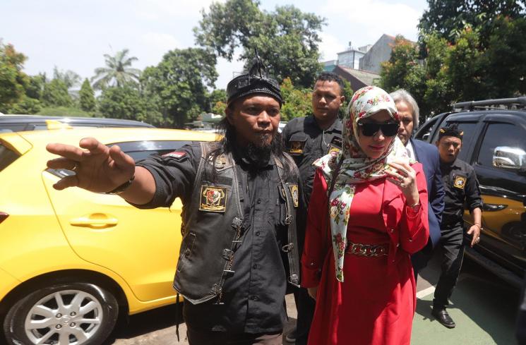 Roro Fitria sewa pengawal saat hadir di sidang cerai perdananya dengan Andre Irawan. (MataMata.com/Oke Atmaja)