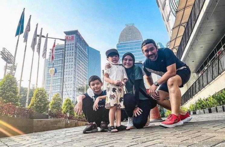 Artis menikah dengan duda(Instagram/@zeezeeshahab)