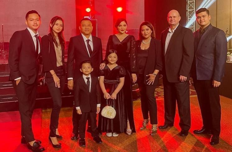 Potret Sarah Menzel di Acara Keluarga Hermansyah (instagram/@ashanty_ash)