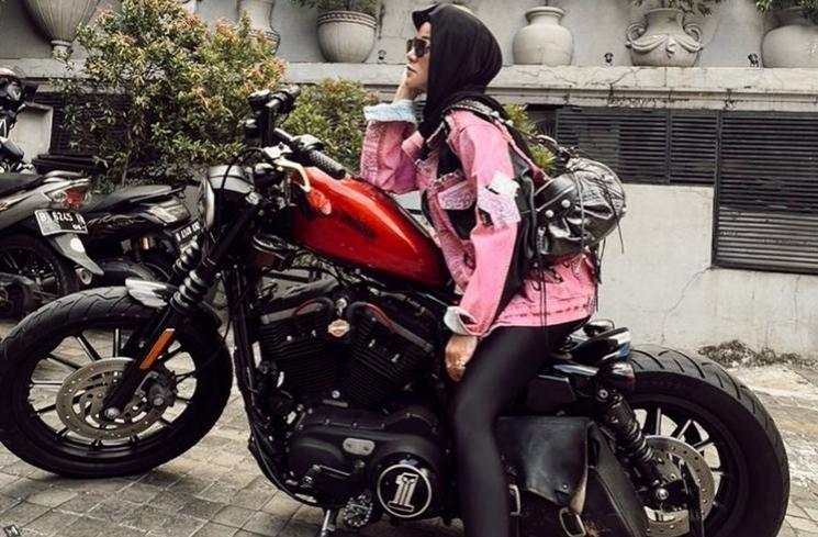 Potret Olla Ramlan Naik Moge (instagram/@ollaramlan)