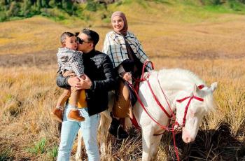 7 Potret Artis Liburan di Bromo, Terbaru Ada Baby Gemes Ukasya Anak Pasangan Irwansyah dan Zaskia Sungkar