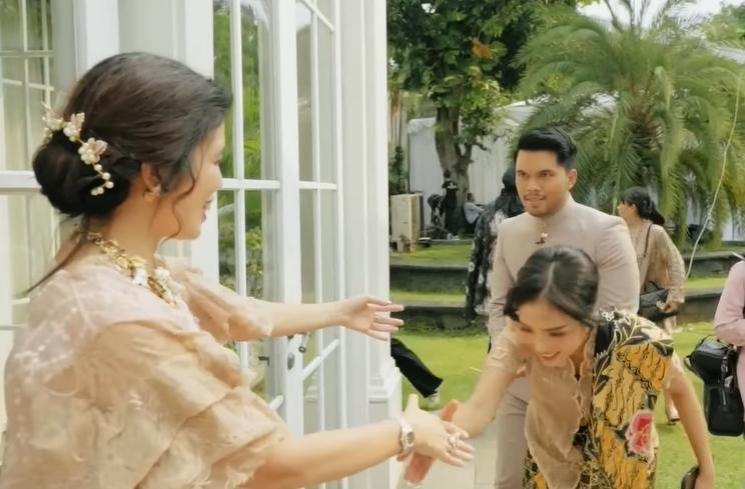 Momen Fuji Dikenalkan ke Keluarga Thariq Halilintar (YouTube/Thariq Halilintar)