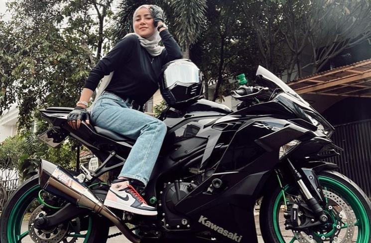 Potret Olla Ramlan Naik Moge (instagram/@ollaramlan)