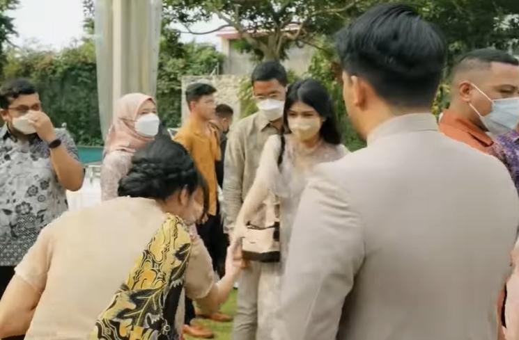 Momen Fuji Dikenalkan ke Keluarga Thariq Halilintar (YouTube/Thariq Halilintar)