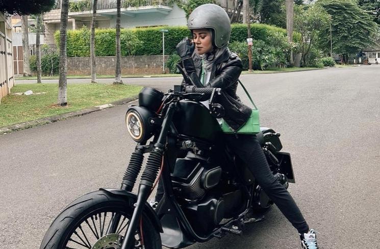 Potret Olla Ramlan Naik Moge (instagram/@ollaramlan)