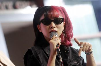 Gaya Nyentrik Isyana Sarasvati di Konpers Soundrenaline, Rambutnya Badai!