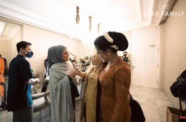 Momen Pertemuan Krisdayanti dengan Ibunda Anang Hermansyah. (YouTube/AH)