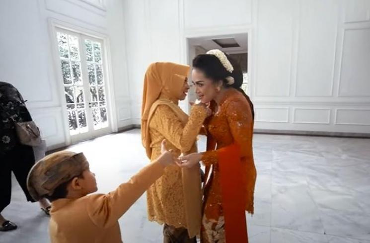 Momen Pertemuan Krisdayanti dengan Ibunda Anang Hermansyah. (YouTube/AH)