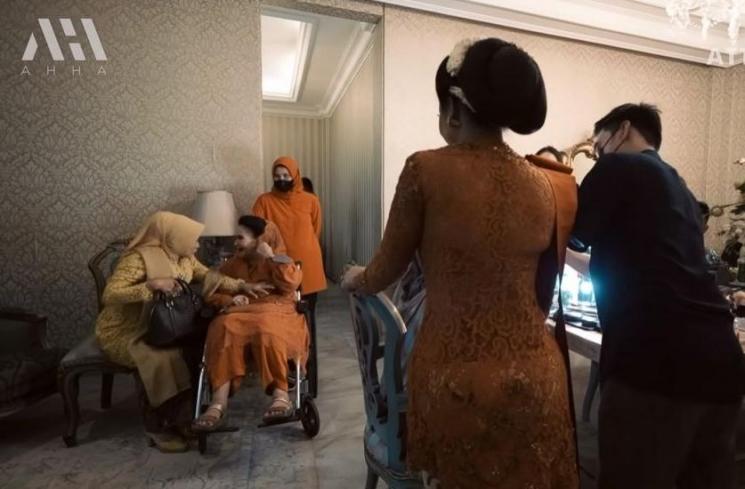 Momen Pertemuan Krisdayanti dengan Ibunda Anang Hermansyah. (YouTube/AH)